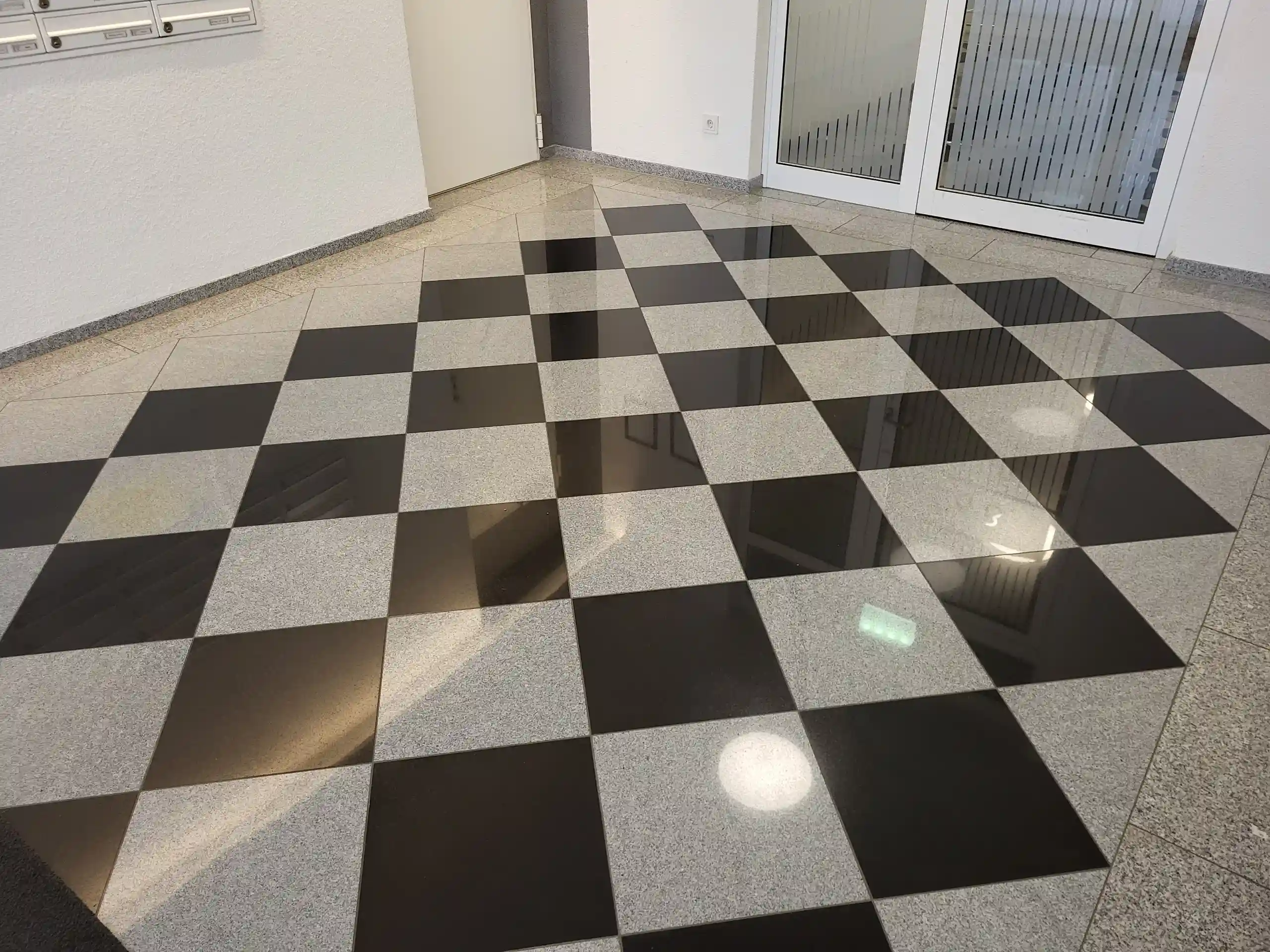 Boden aus Granit im Schachbrettmuster