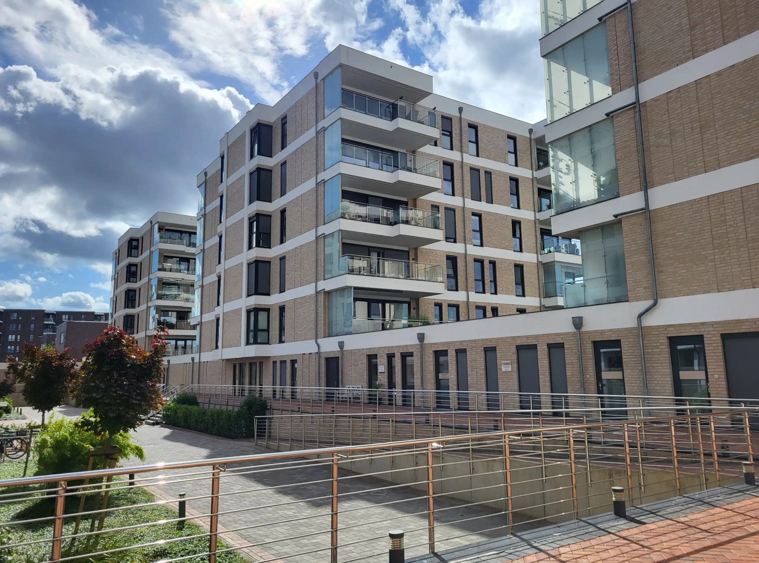 Mehrere Wohnblocks in einem großen Wohnpark