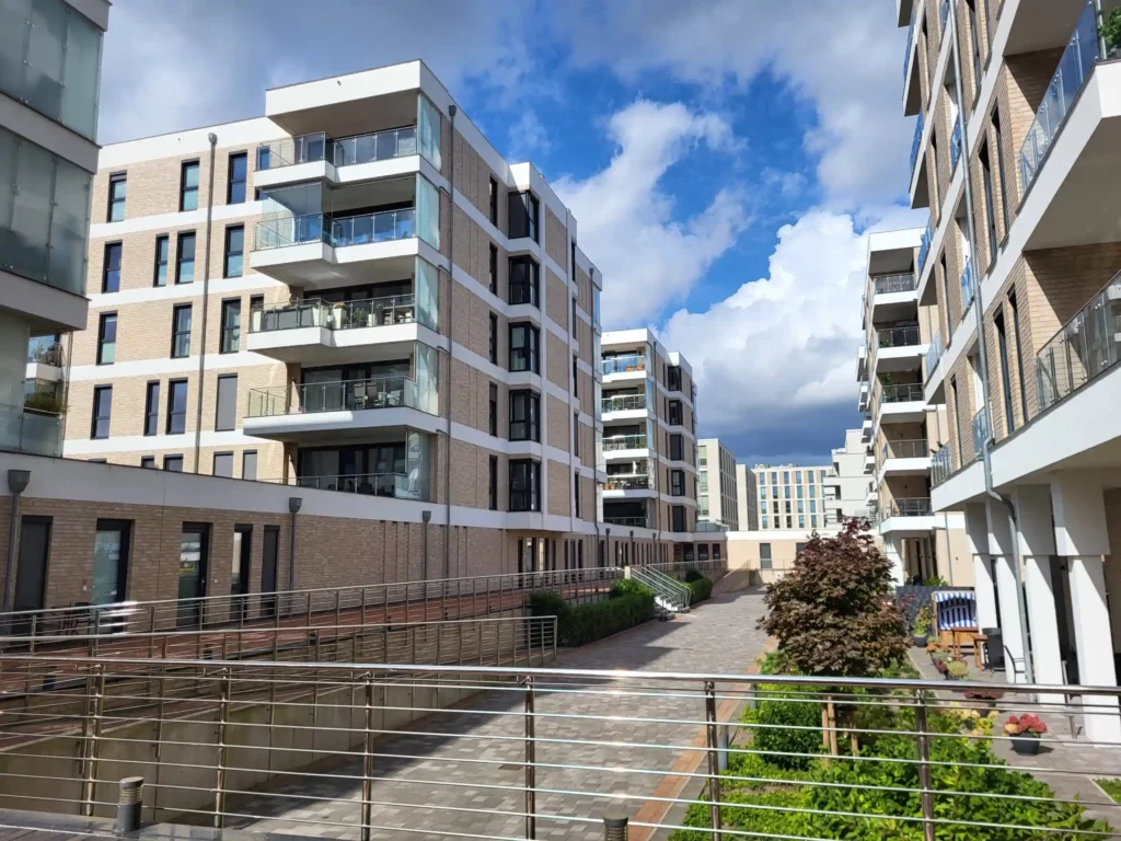 Mehrere Wohnblocks in einem großen Wohnpark
