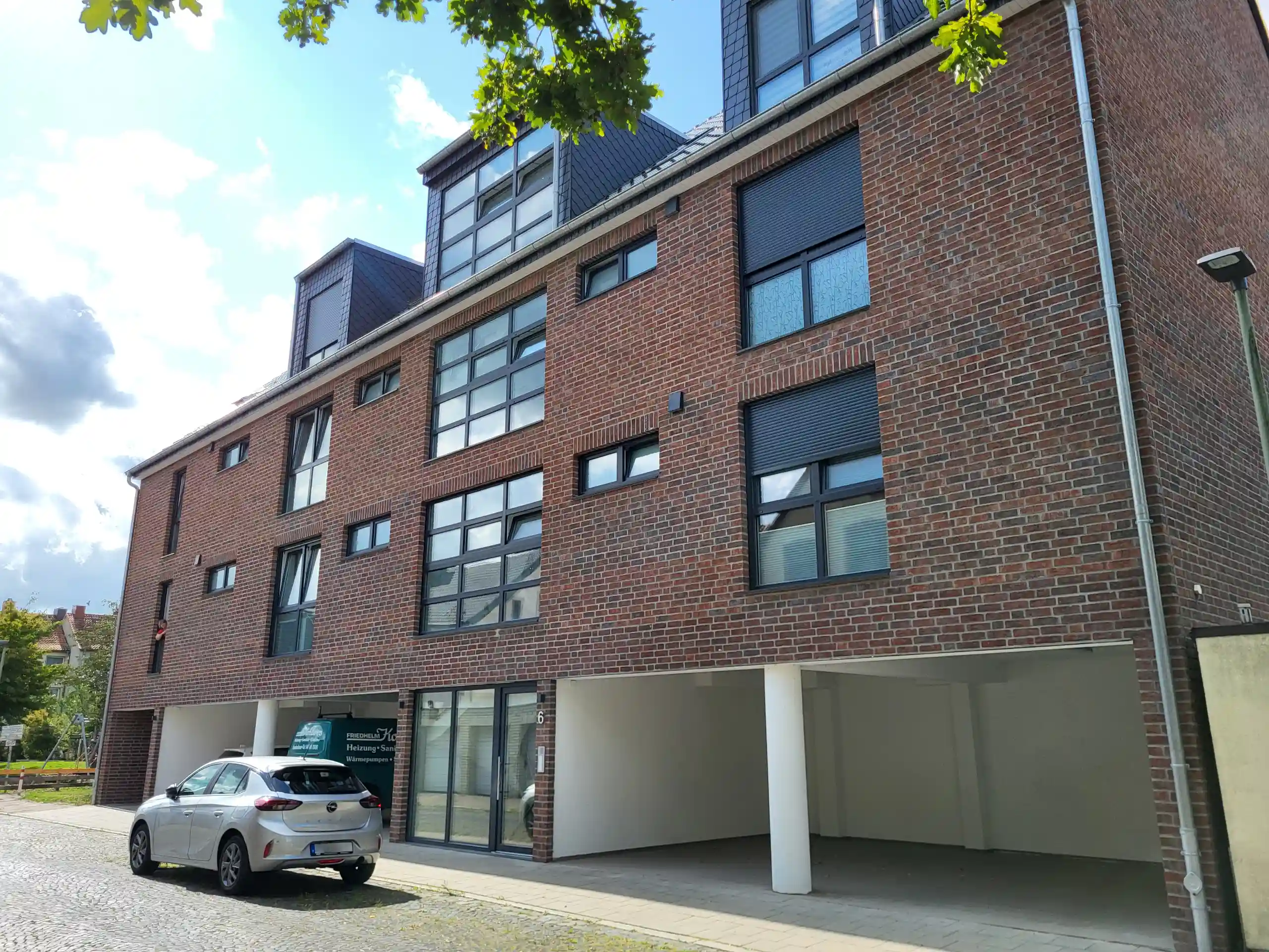 Mehrfamilienhaus mit einer Klinker-Verblendung