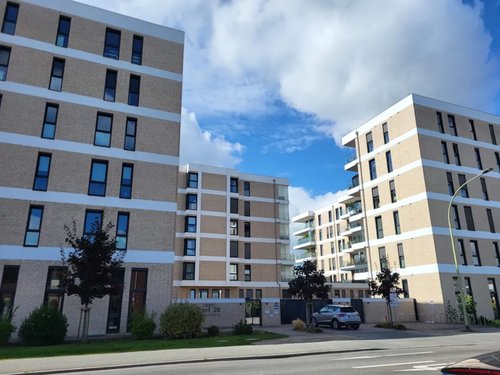 Mehrere Wohnblocks in einem großen Wohnpark