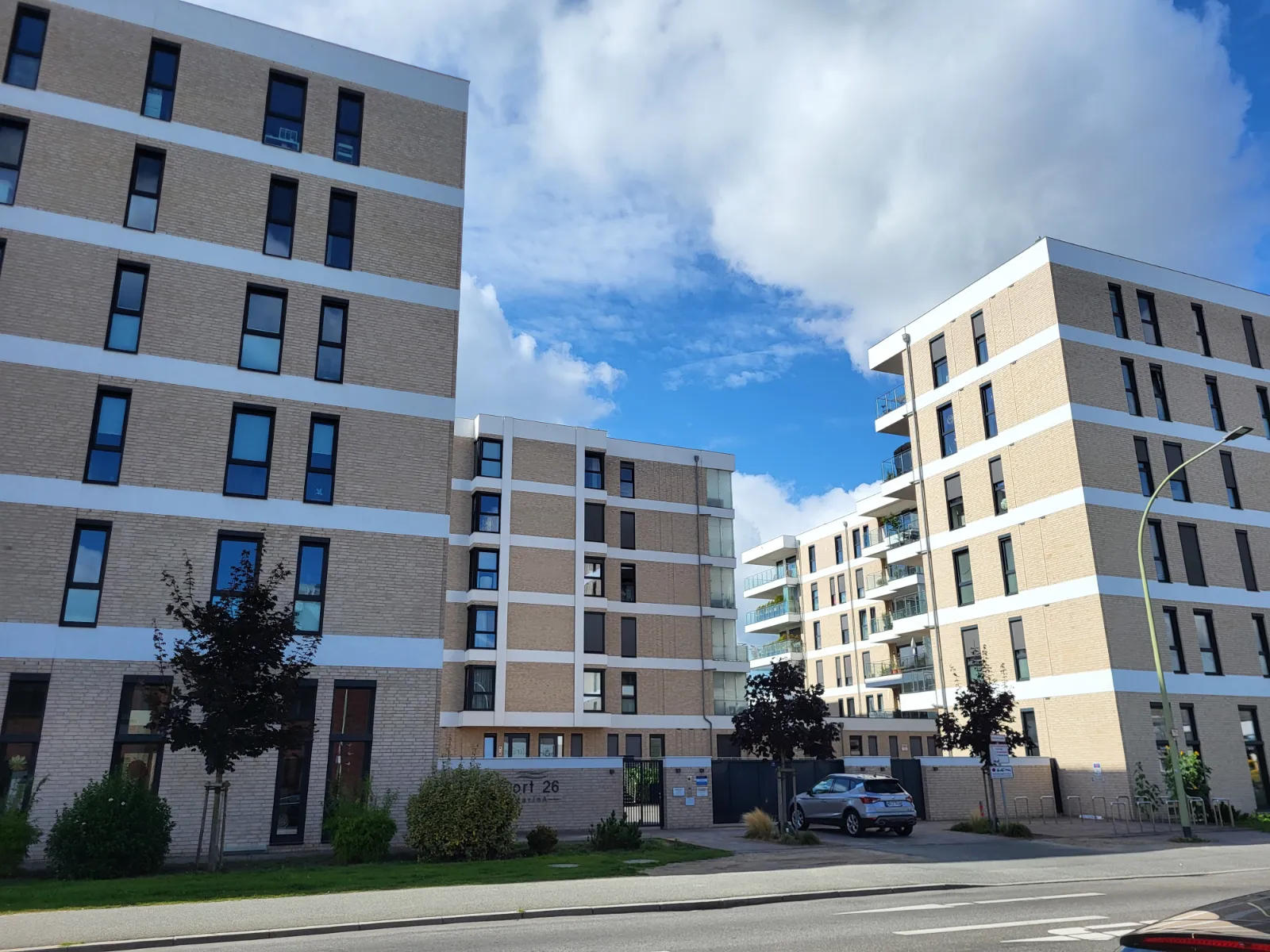 Mehrere Wohnblocks in einem großen Wohnpark
