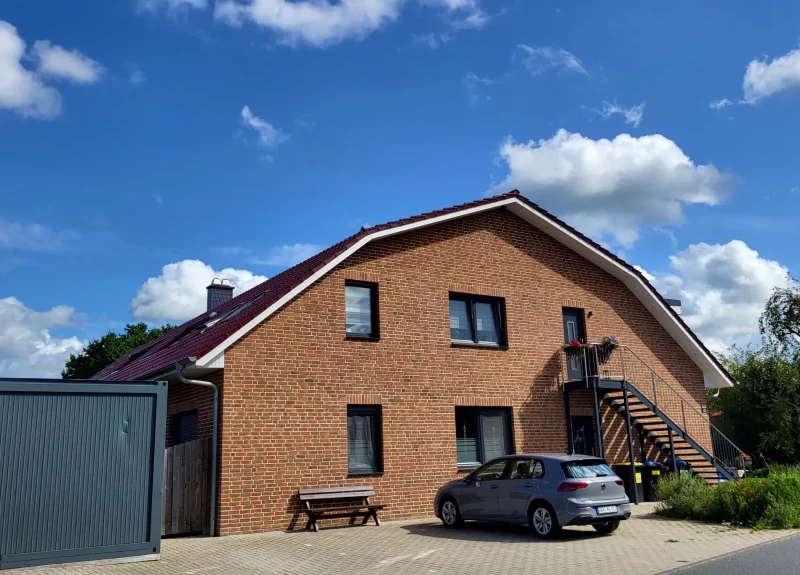Ein Einfamilienhaus mit einer Treppe aus Granit