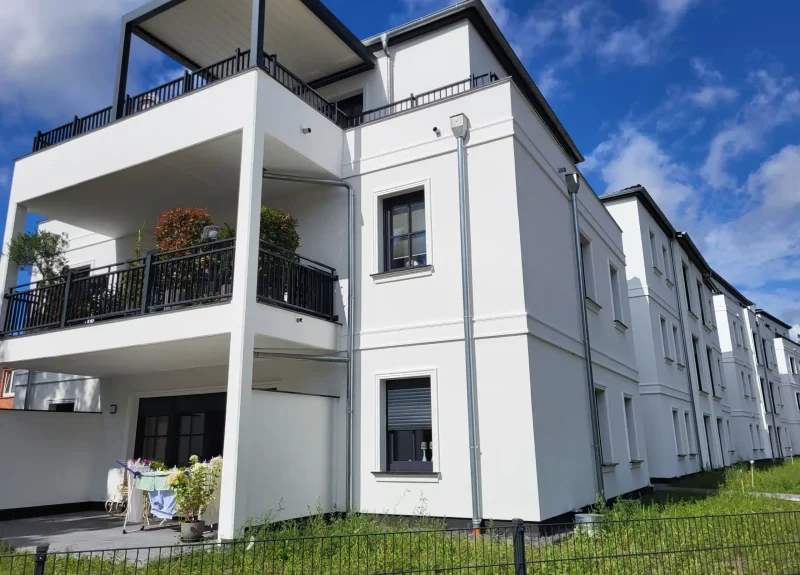Mehrfamilienhaus mit Balkonen und Terrasse