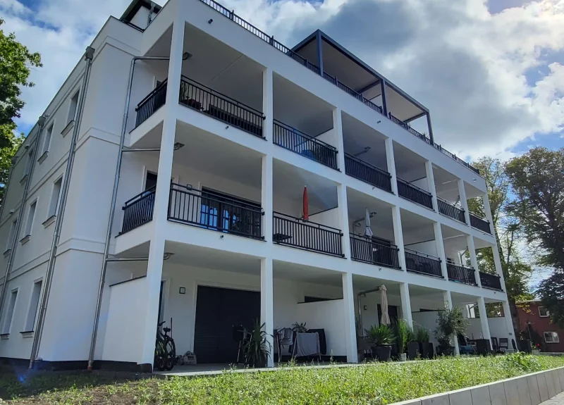 Ein Mehrfamilienhaus mit Balkon