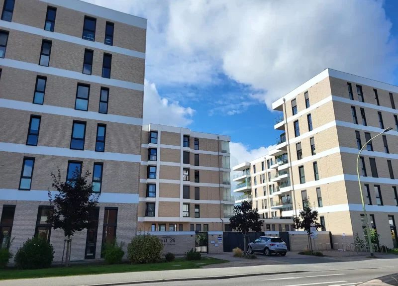 Mehrere Wohnblocks in einem großen Wohnpark