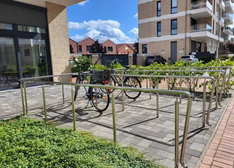 Mehrere Fahrradständer in einem großen Wohnpark
