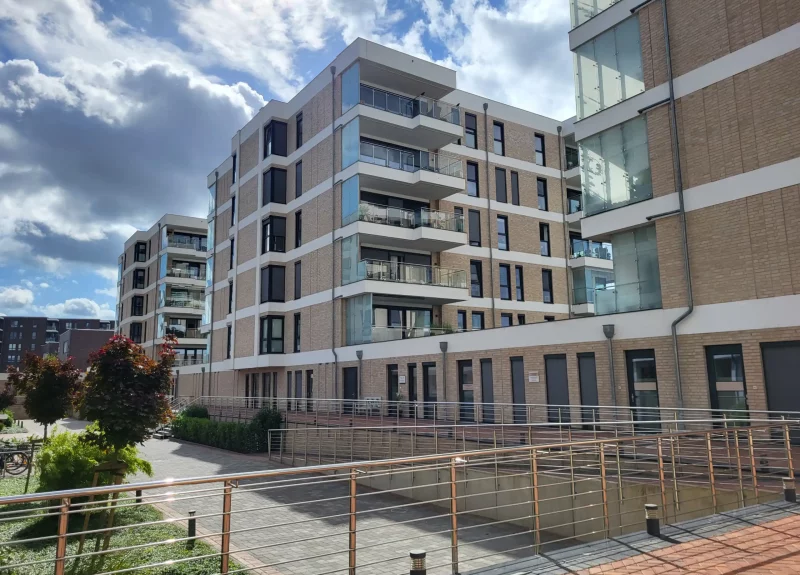 Mehrere Wohnblocks in einem großen Wohnpark