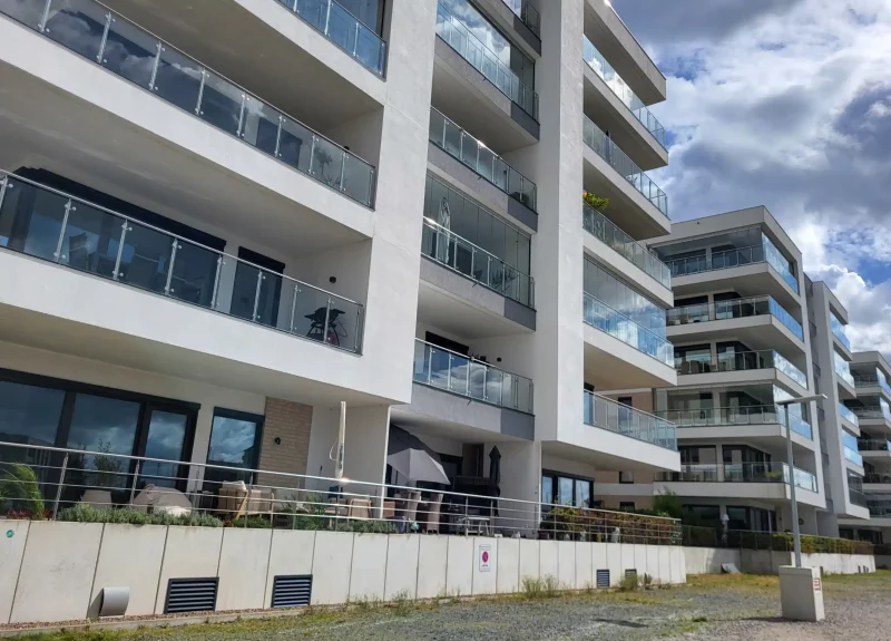 Front eines Wohnblocks mit Balkonen und Terrassen