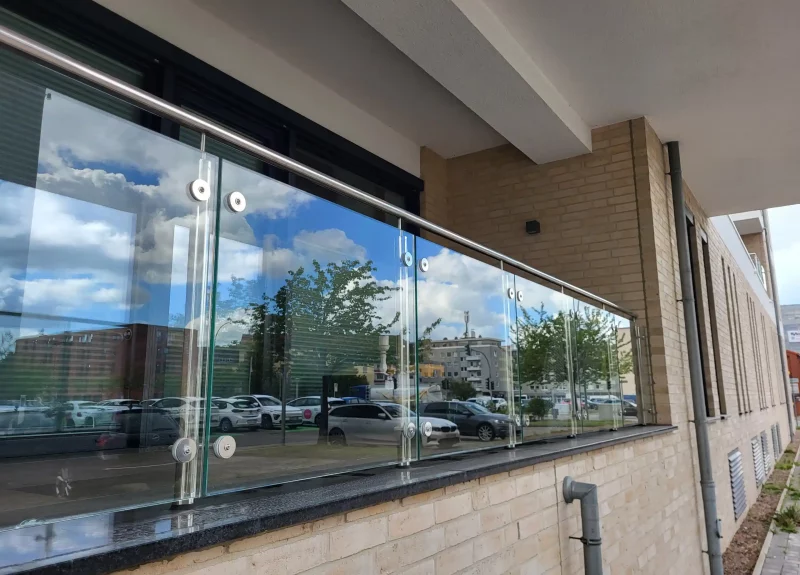 Ein Balkon mit Glasfront