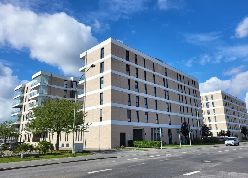 Mehrere Wohnblocks in einem großen Wohnpark