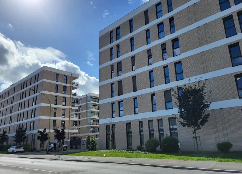 Mehrere Wohnblocks in einem großen Wohnpark