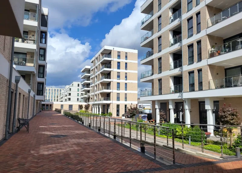 Mehrere Wohnblocks in einem großen Wohnpark