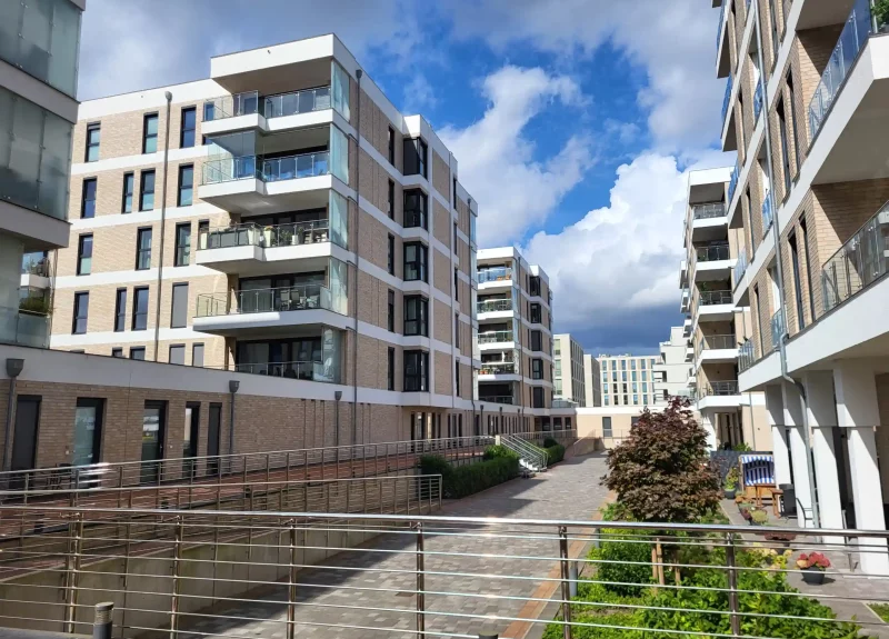 Mehrere Wohnblocks in einem großen Wohnpark