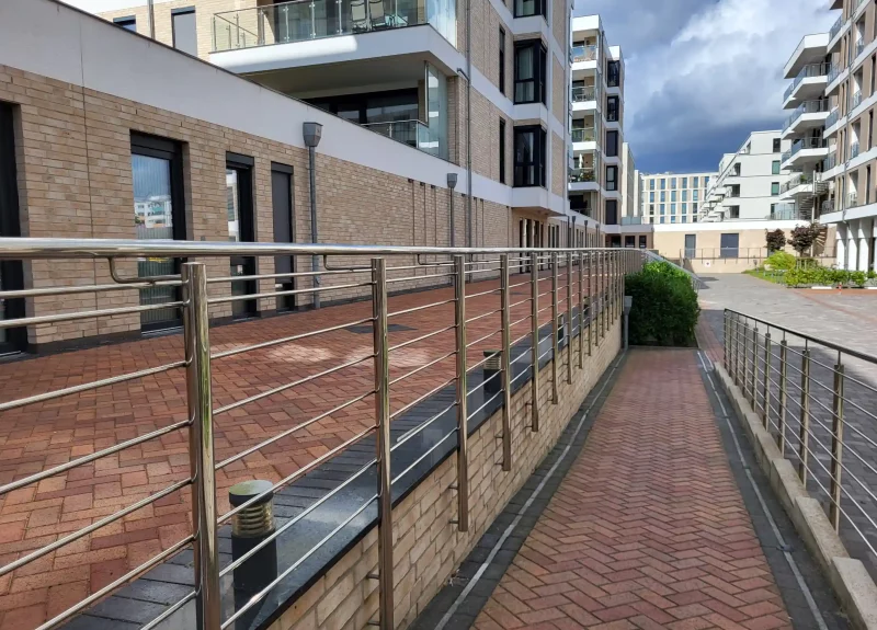 Mehrere Wohnblocks in einem großen Wohnpark