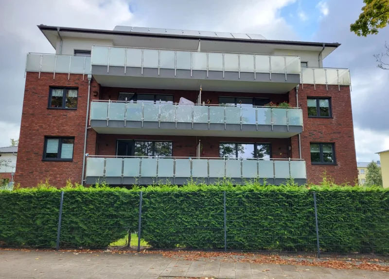 Mehrfamilienhaus mit Klinkerfassade und Balkon mit Edelstahlgeländer