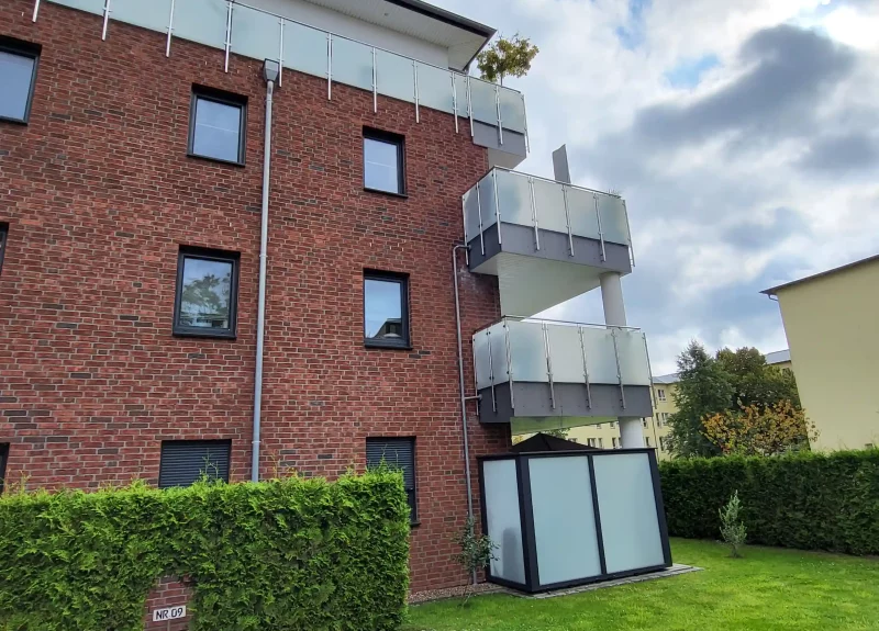 Mehrfamilienhaus mit Klinkerfassade und Balkon mit Edelstahlgeländer