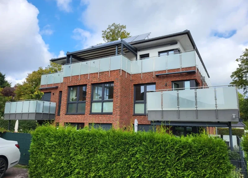 Mehrfamilienhaus mit Klinkerfassade und Balkon mit Edelstahlgeländer