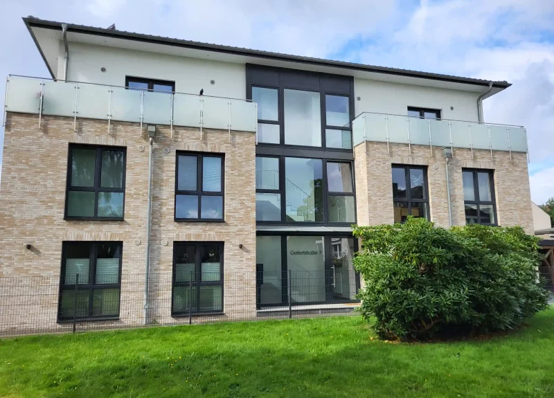 Mehrfamilienhaus mit Klinkerfassade und Balkon mit Edelstahlgeländer