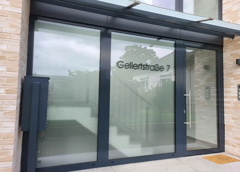 Eingangsbereich von einem Mehrfamilienhaus