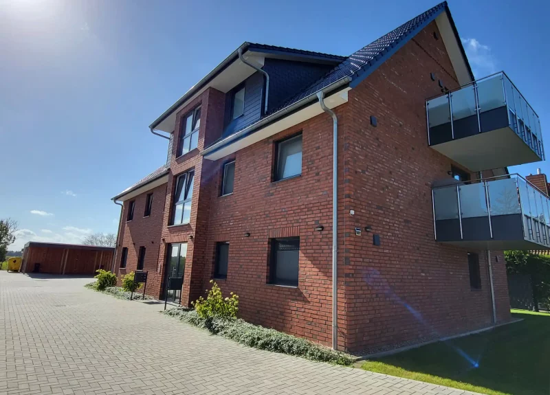 Mehrfamilienhaus Seitenansicht mit Balkonen