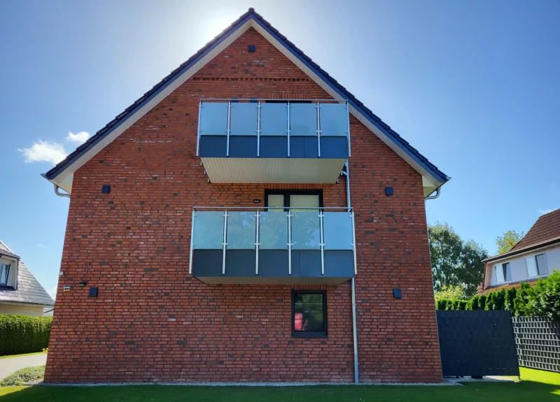 Mehrfamilienhaus Seitenansicht mit Balkonen
