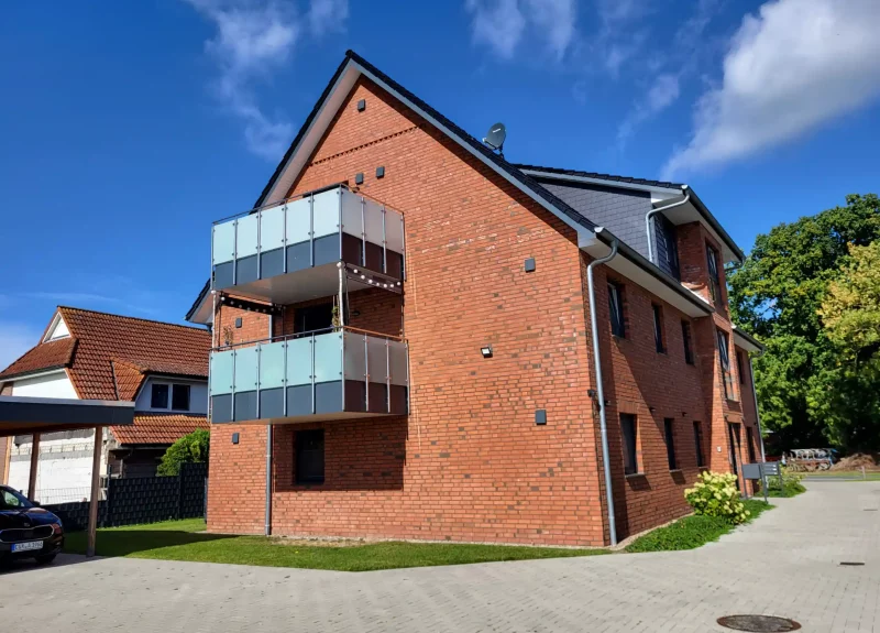 Mehrfamilienhaus Seitenansicht mit Balkonen