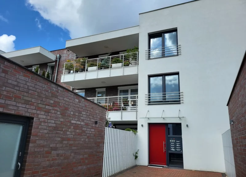 Mehrfamilienhaus mit Klinkerfassade und Edelstahlgehäuse