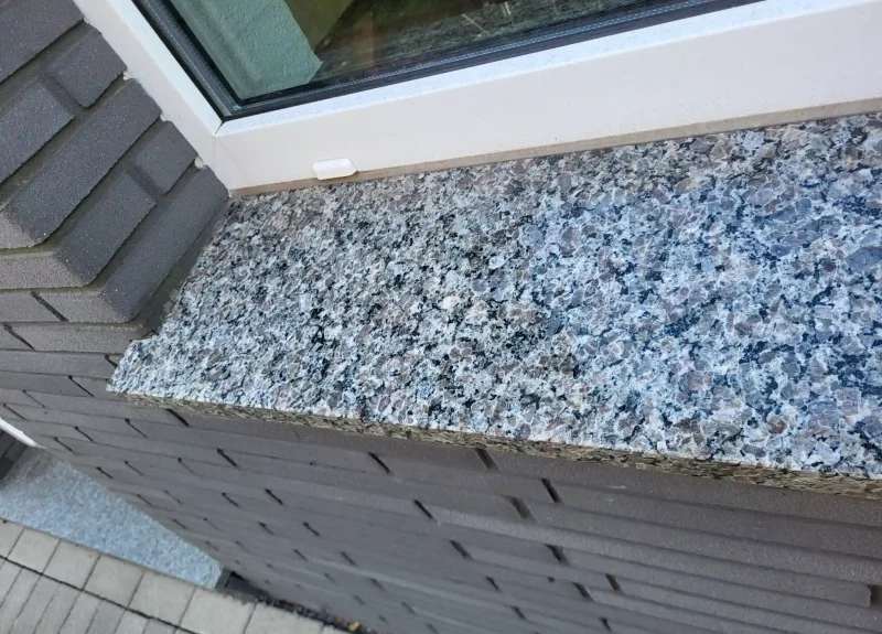 Eine Fensterbank aus Granit