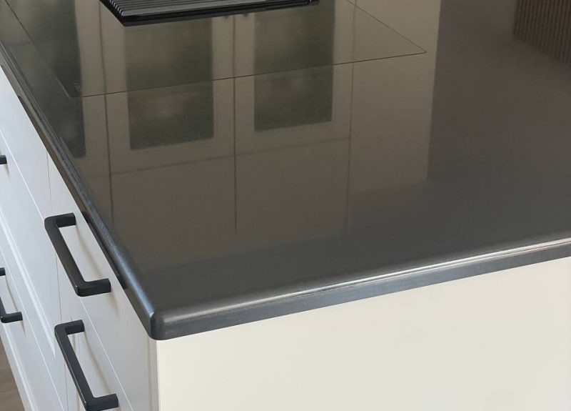 Kochinselarbeitsplatte aus Anthrazit farbigem Granit