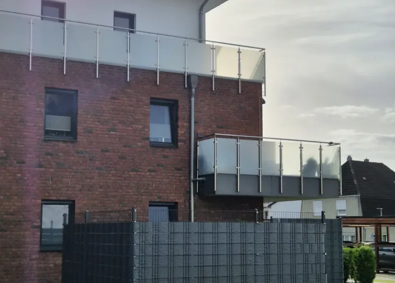 Ein Mehrfamilienhaus mit Balkon und Terrasse
