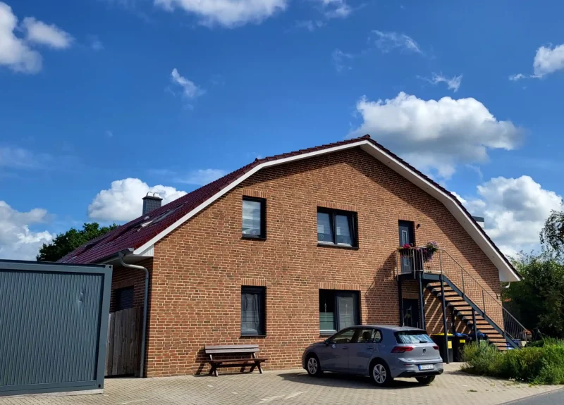 Ein Einfamilienhaus mit einer Treppe aus Granit
