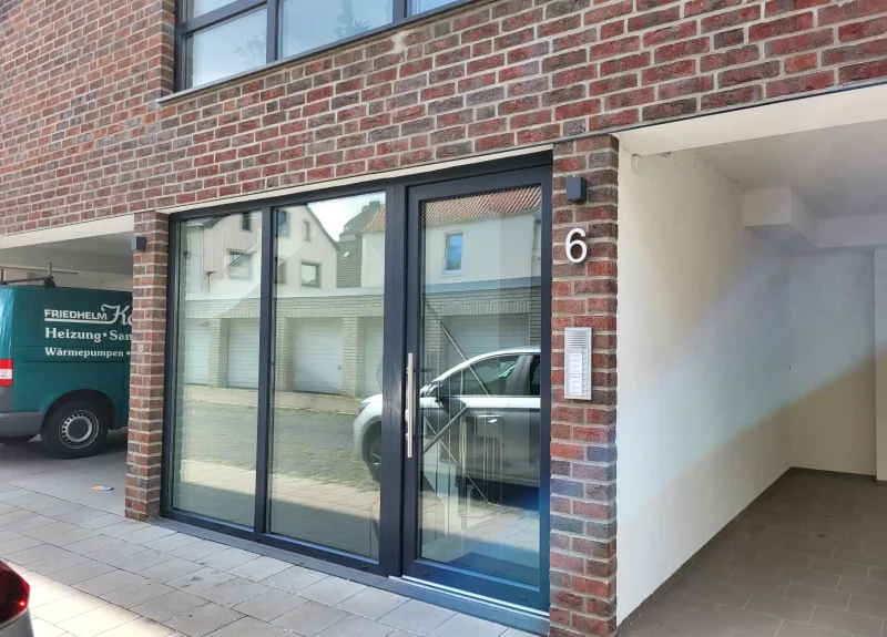 Eingangsbereich Mehrfamilienhaus mit einer Klinker-Verblendung
