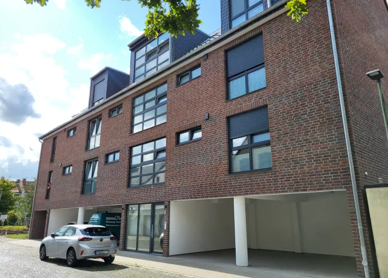 Mehrfamilienhaus mit einer Klinker-Verblendung