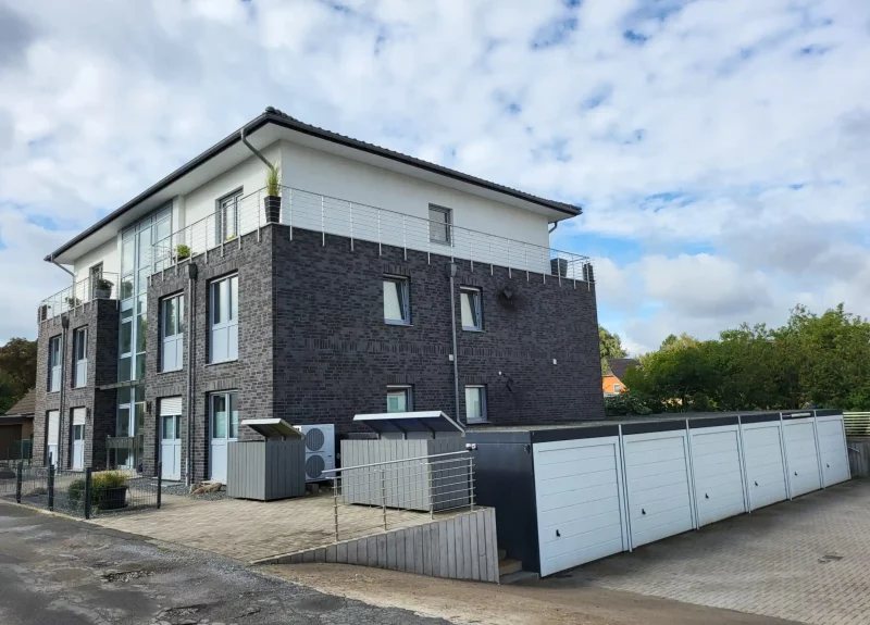 Mehrfamilienhaus mit Klinkerfassade und Garagen